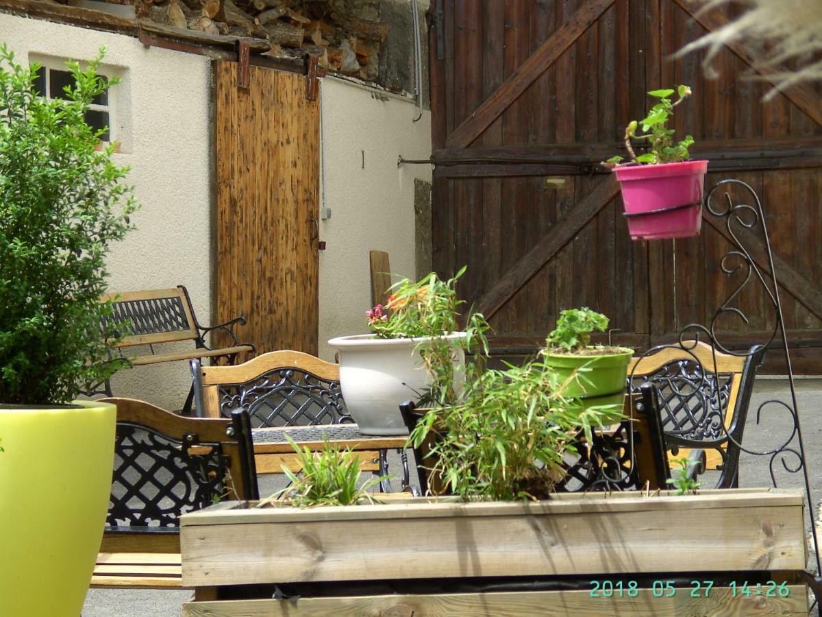 Bed and Breakfast La Fontaine Saint-Georges-en-Couzan Zewnętrze zdjęcie